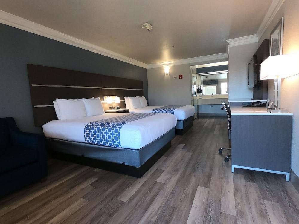 Best Western Inn & Suites Lemoore Exterior photo